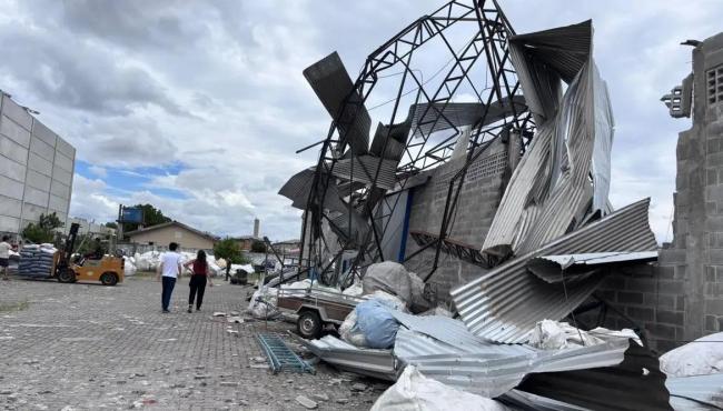 Cidade do Paraná é atingida por ventos fortes de até 180 km/h