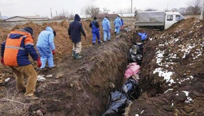 Cidade ucraniana de Mariupol abre valas comuns para enterrar mortos