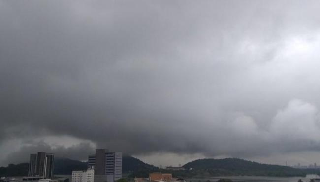 Cidades do ES tem alertas de chuvas intensas e ventos de até 100 km/h