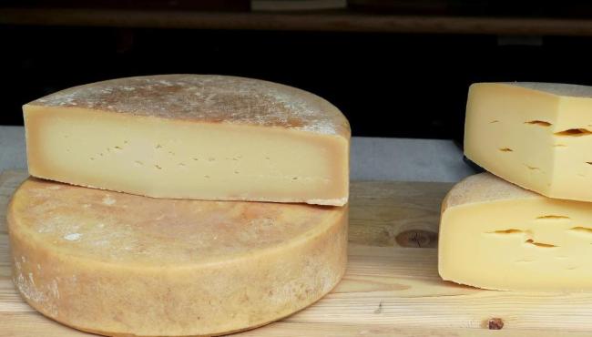 Cientistas descobrem que queijo pode causar pesadelos; entenda