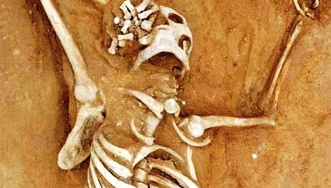 Cientistas finalmente desvendam assassinato ocorrido há 1.300 anos