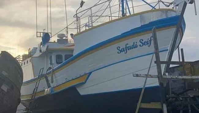 Cinco tripulantes de barco de pesca que naufragou no litoral de SC são resgatados
