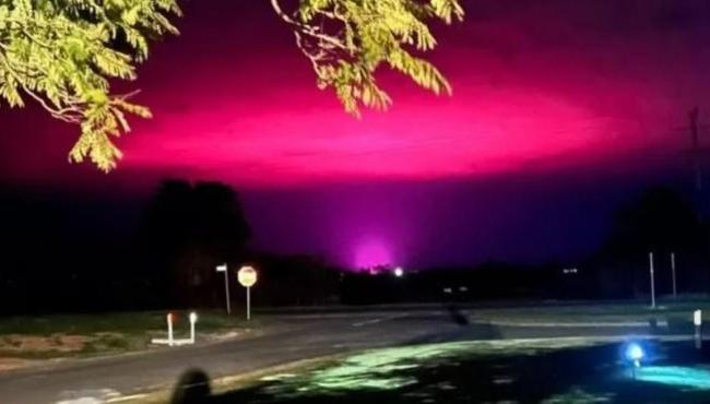 Clarão rosa no céu intriga cidade da Austrália e revela plantação secreta de maconha