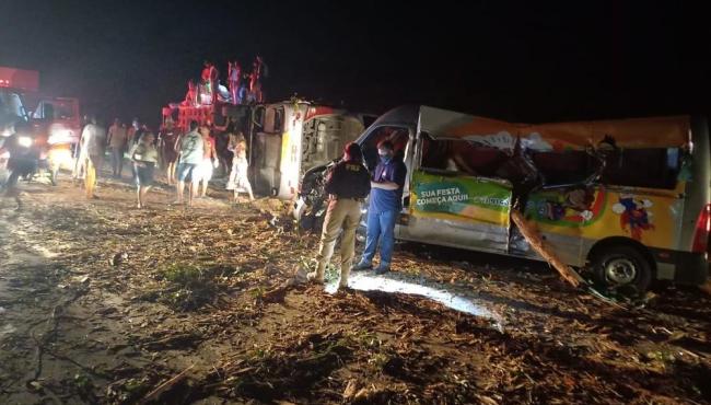 Colisão entre caminhão, ônibus e van deixa ao menos 12 mortos na BR-101, no sul da Bahia