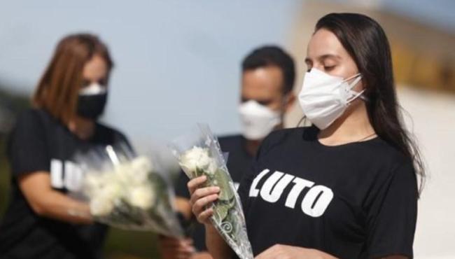 Com 269 mortes por Covid-19 em 24 horas, média móvel no país segue estável na semana