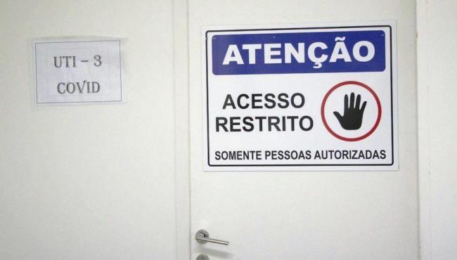 Com 764 mortes em 24 horas, Brasil mantém queda na média móvel