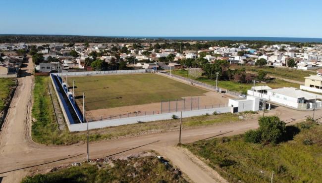 Com 80% das obras concluídas, campo de futebol da Ilha de Guriri, em São Mateus, vem atender uma demanda histórica