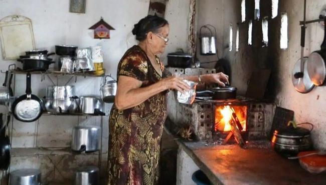 Com a alta da inflação, brasileiro já usa mais lenha do que gás na cozinha