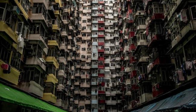 Com ar apocalíptico, edifício em Hong Kong abriga mais de 10 mil pessoas