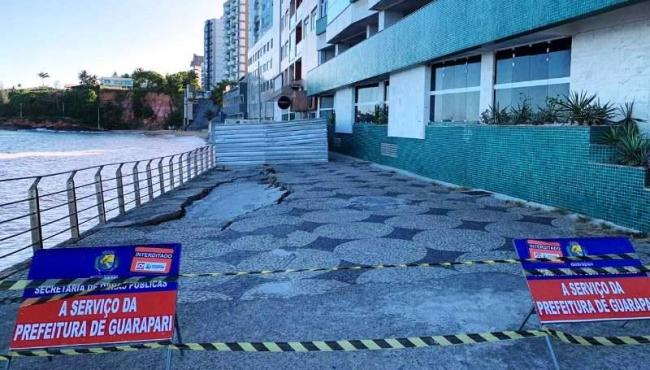Com avanço do mar, trecho da calçada da Praia da Areia Preta começa a desabar em Guarapari, ES