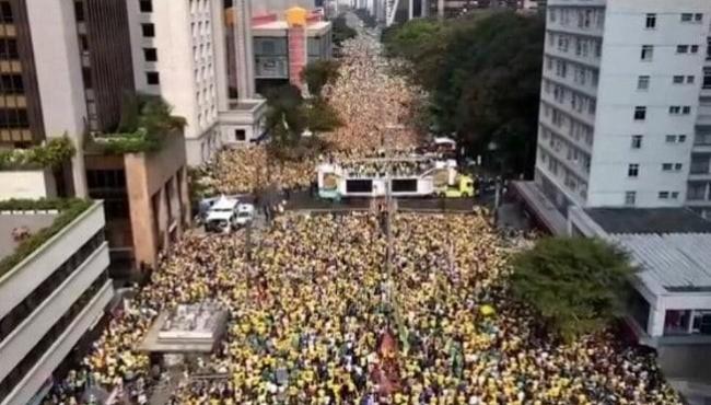 Com críticas a Lula e ao STF, Bolsonaro reúne multidão em ato na Avenida Paulista