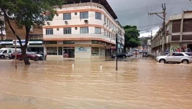 Com fortes chuvas, Rio Cricaré transborda e deixa ruas alagadas, em Nova Venécia, ES