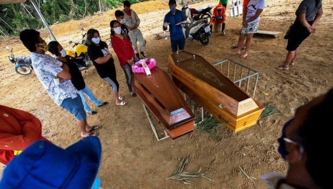 Com mais de 250 mil mortes por Covid, Brasil volta a registrar recorde da média