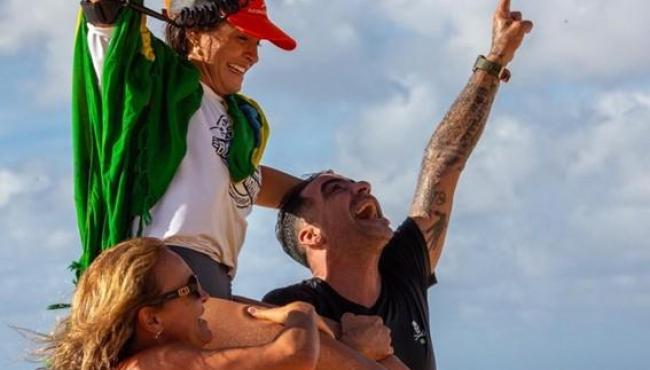 Com onda nota 10, Luna Hardman conquista título histórico no Havaí