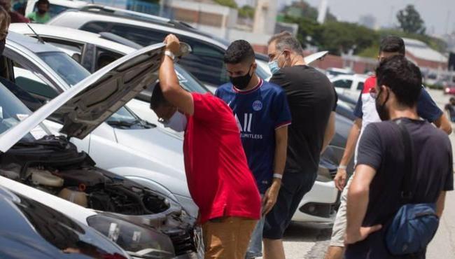 Com preços em alta e crédito mais difícil, cresce procura por carros ‘velhinhos’