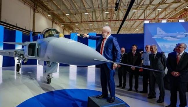 Com presença de Lula, Brasil apresenta primeiro caça supersônico produzido inteiramente no país