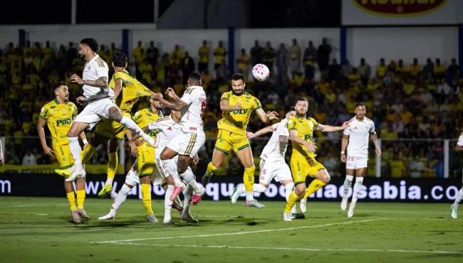 Com um a mais, Mirassol vence e complica Internacional no Brasileirão