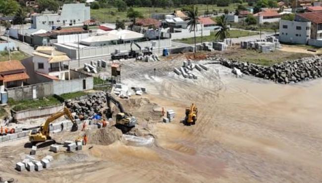 Começam as obras de contenção da erosão na orla da Praia de Guaxindiba, em Conceição da Barra, no ES,