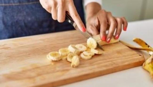 Comer banana à noite faz mal? Desvende 6 mitos e verdades sobre a fruta