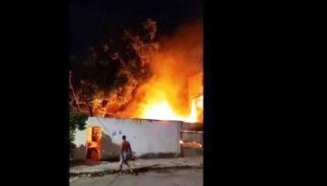Comerciante só consegue salvar cadela e pegar sacola de roupas após casa pegar fogo no ES