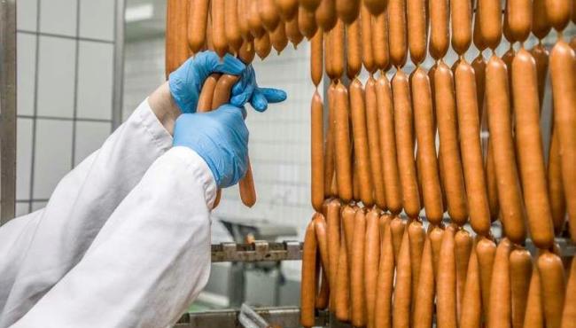 Como é feita a salsicha e o que realmente há dentro dela