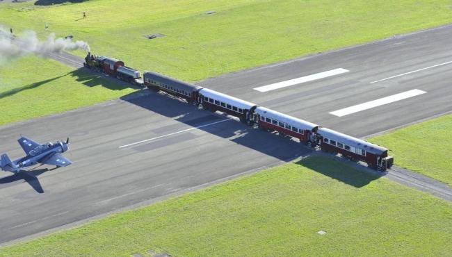 Como é o aeroporto da Nova Zelândia em que aviões e trens se cruzam na pista
