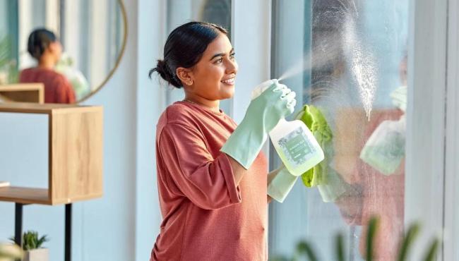 Como limpar vidros sem deixar manchas? Veja dicas incríveis
