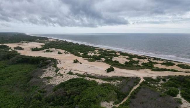 Como o governo do ES quer recuperar vila soterrada por dunas em Itaúnas, em Conceição da Barra