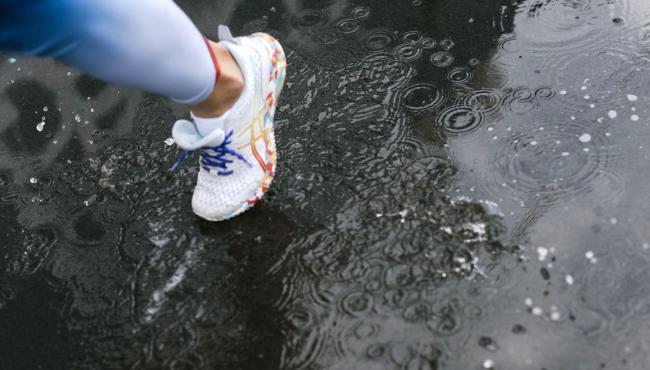 Como se preparar para correr na chuva