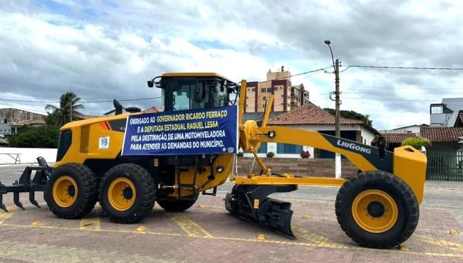 Conceição da Barra ganha reforço na infraestrutura com chegada de nova motoniveladora