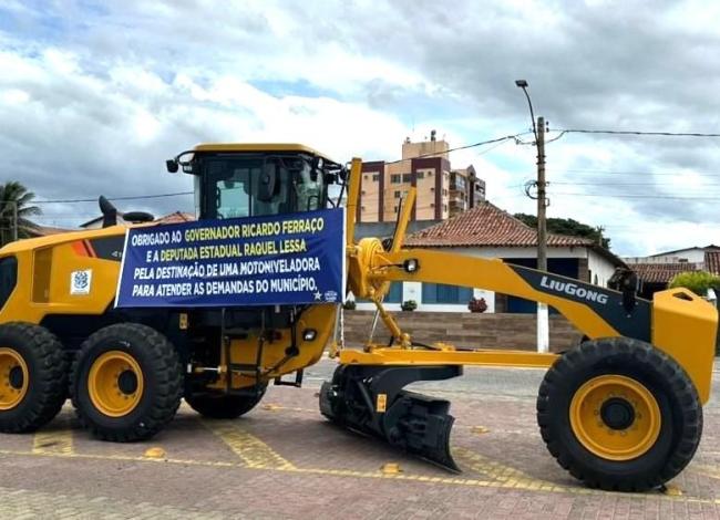 Conceição da Barra ganha reforço na infraestrutura com chegada de nova motoniveladora