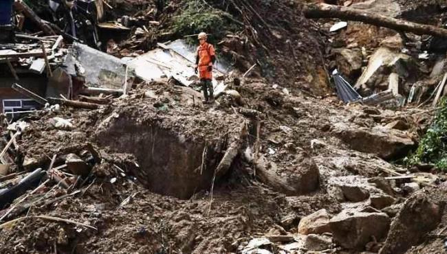 Confirmadas 104 mortes devido as chuvas em Petrópolis; bombeiros seguem buscas por vítimas