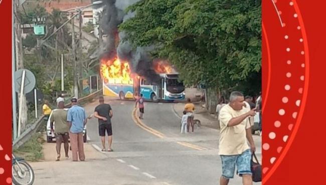 Confronto entre criminosos e polícia termina com morte, baleados e ônibus incendiado no sul do ES