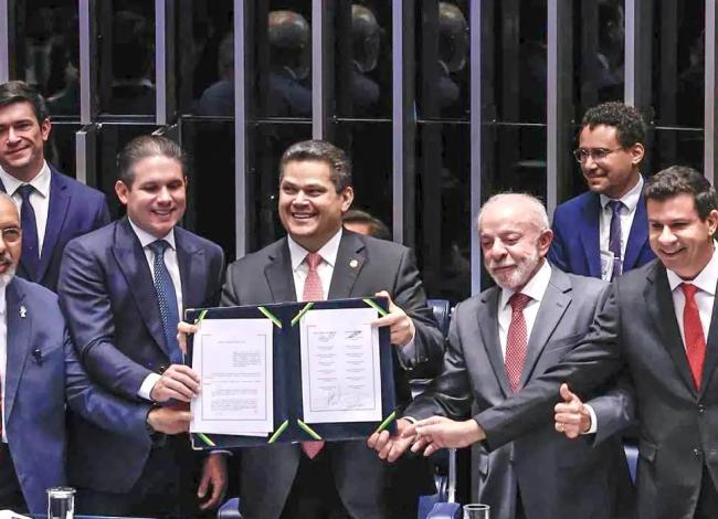 Congresso promulga emenda do fim da 6x1; escala 5x2 começa em 60 dias