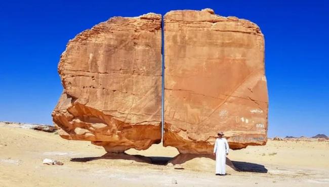 Conheça Al Naslaa: a atração turística e o maior enigma geológico no deserto da Arábia Saudita