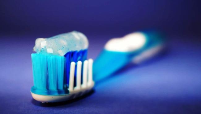 Conheça os riscos do uso inadequado da escova de dentes para saúde bucal