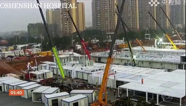 Construído em 10 dias, hospital recebe primeiros pacientes com coronavírus na China