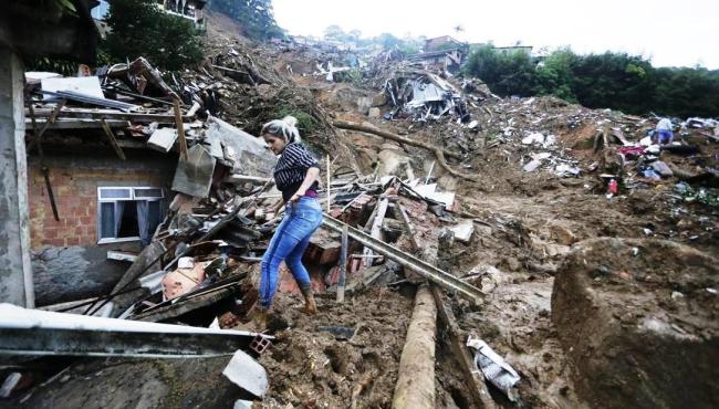 Tragédia já deixa 120 mortos e 116 desaparecidos em Petrópolis: bombeiros continuam buscas por vítimas com vida 
