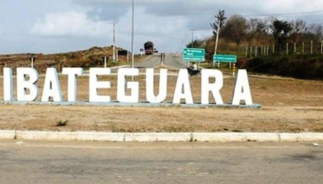 Corpo de criança é achado preso a arames na margem de rio 