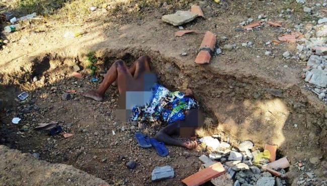 Corpo de idosa é encontrado em estado de decomposição dentro de um buraco