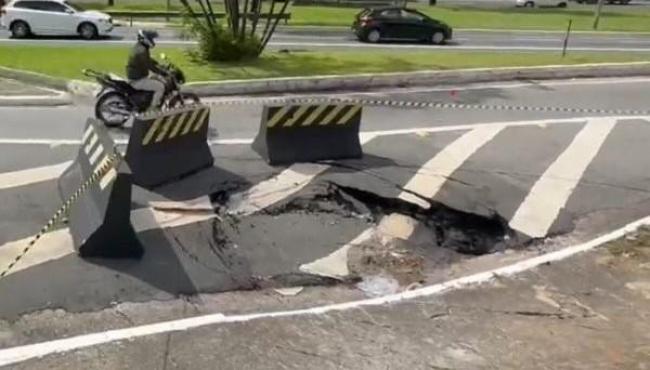 Corpo de mulher é encontrado carbonizado em avenida