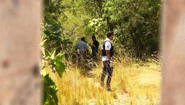 Corpo é encontrado com marcas de queimaduras, sem cabeça e um braço em terreno baldio no ES