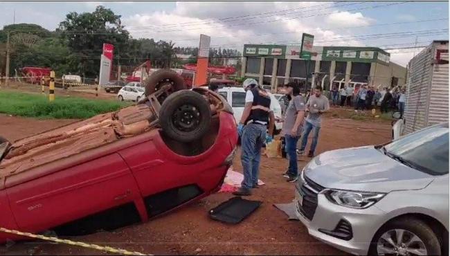 Corpo em lençol é lançado para fora de carro após capotamento