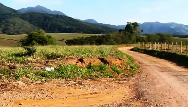 Corpos são encontrados carbonizados dentro de carro