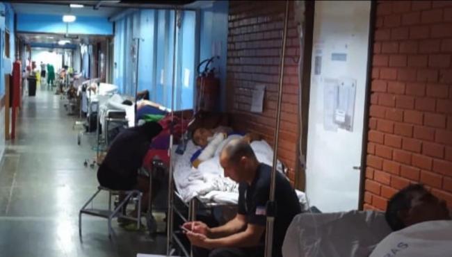 Corredor do Hospital Roberto Silvares, em São Mateus no ES aparece lotado de pacientes em macas