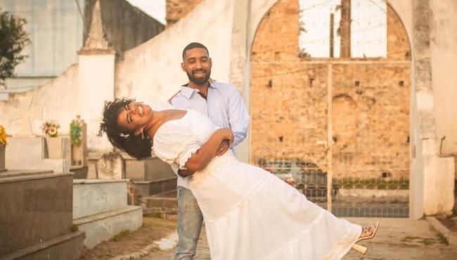 Coveira e agente funerário fazem ensaio de casamento em cemitério de São Mateus, ES
