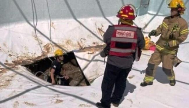 Cratera se abre no fundo de piscina e ‘suga’ duas pessoas; uma morreu