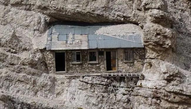 Cravada na rocha, casa misteriosa a 2.760 m de altura só é acessível por corda