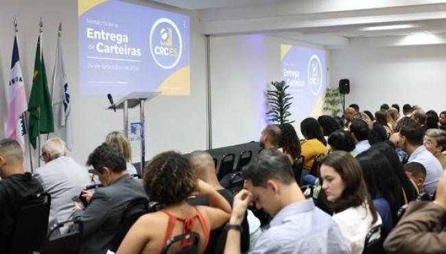 CRC-ES entrega carteira profissional a 41 contadores em solenidade, no ES