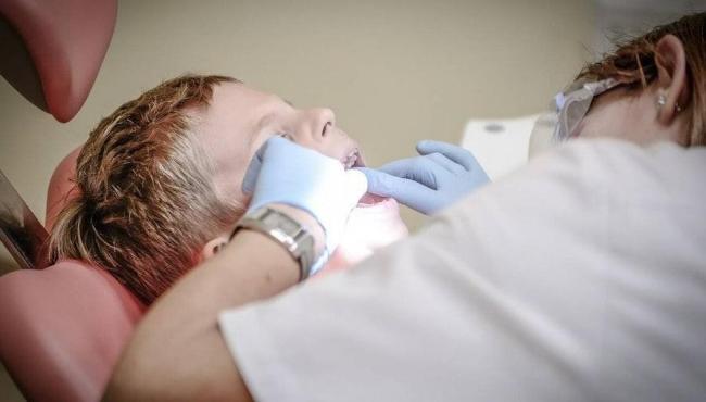 Criança de 3 anos tem 18 dentes removidos por cárie